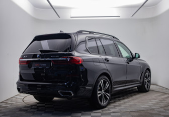 Подержанный автомобиль BMW X7 2021 года (4 фото)