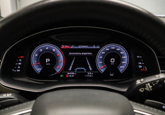 Подержанный автомобиль Audi Q8 2018 года (11 фото)