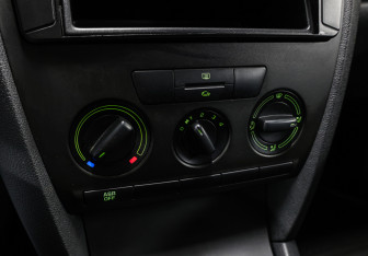 Подержанный автомобиль Skoda Octavia Liftback 2011 года (17 фото)