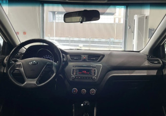 Подержанный автомобиль Kia Rio Sedan 2017 года (11 фото)