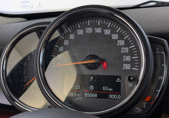 Подержанный автомобиль MINI Hatch 2020 года (16 фото)