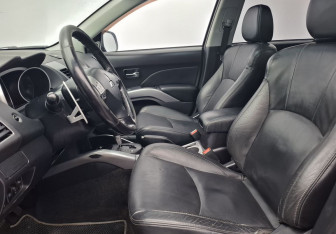 Подержанный автомобиль Mitsubishi Outlander 2008 года (10 фото)