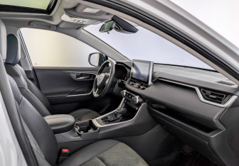 Подержанный автомобиль Toyota RAV4 2022 года (11 фото)