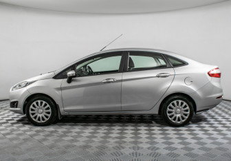 Подержанный автомобиль Ford Fiesta Sedan 2015 года (8 фото)