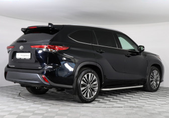 Подержанный автомобиль Toyota Highlander 2021 года (5 фото)