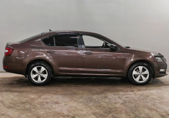 Подержанный автомобиль Skoda Octavia Liftback 2017 года (3 фото)