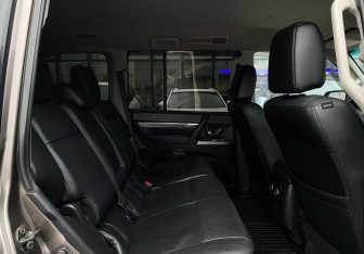 Подержанный автомобиль Mitsubishi Pajero 2011 года (22 фото)
