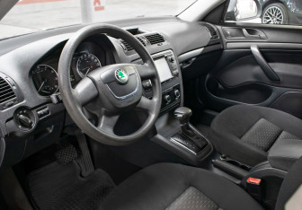 Подержанный автомобиль Skoda Octavia Liftback 2010 года (16 фото)
