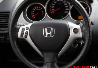 Подержанный автомобиль Honda Jazz 2008 года (14 фото)
