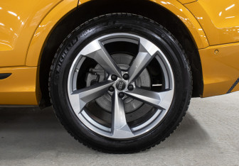 Подержанный автомобиль Audi Q8 2019 года (27 фото)