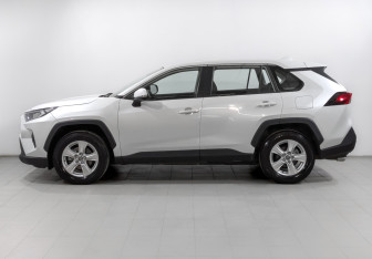 Подержанный автомобиль Toyota RAV4 2024 года (8 фото)