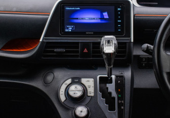 Подержанный автомобиль Toyota Sienta 2017 года (14 фото)