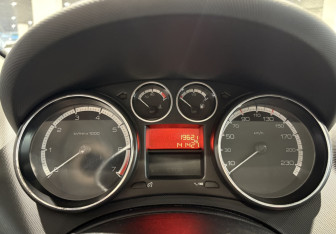 Подержанный автомобиль Peugeot 408 2012 года (8 фото)