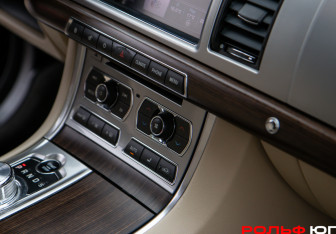Подержанный автомобиль Jaguar XF Sedan 2013 года (12 фото)