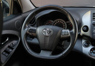 Подержанный автомобиль Toyota RAV4 2011 года (11 фото)