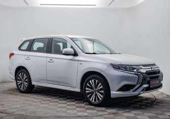 Подержанный автомобиль Mitsubishi Outlander 2022 года (7 фото)
