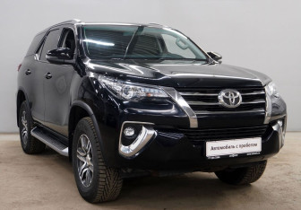 Подержанный автомобиль Toyota Fortuner 2018 года (3 фото)
