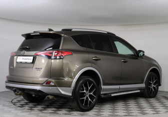 Подержанный автомобиль Toyota RAV4 2017 года (4 фото)