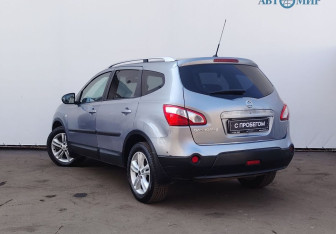 Подержанный автомобиль Nissan Qashqai+2 2010 года (6 фото)
