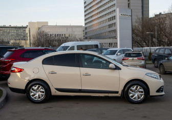 Подержанный автомобиль Renault Fluence 2013 года (3 фото)