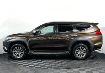 Подержанный автомобиль Mitsubishi Pajero Sport 2017 года (8 фото)