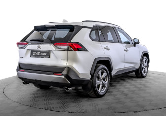 Подержанный автомобиль Toyota RAV4 2021 года (6 фото)
