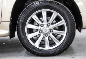 Подержанный автомобиль Lexus LX 2008 года (26 фото)