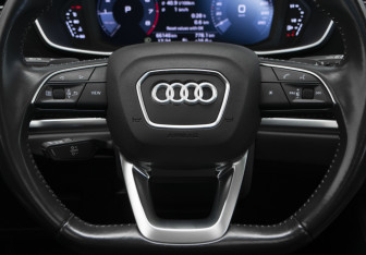 Подержанный автомобиль Audi Q3 2021 года (10 фото)