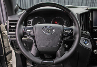 Подержанный автомобиль Toyota Land Cruiser Suv 2018 года (17 фото)