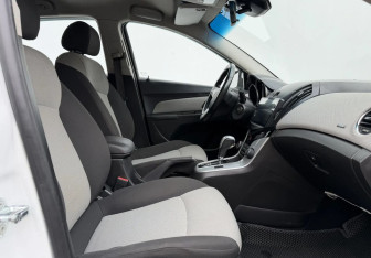 Подержанный автомобиль Chevrolet Cruze Hatchback 2014 года (10 фото)