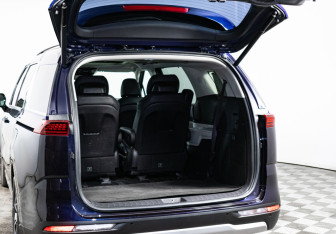 Подержанный автомобиль Kia Carnival 2022 года (9 фото)