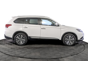 Подержанный автомобиль Mitsubishi Outlander 2019 года (4 фото)