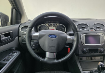 Подержанный автомобиль Ford Focus Wagon 2010 года (12 фото)