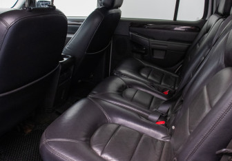 Подержанный автомобиль Ford Explorer 2005 года (11 фото)