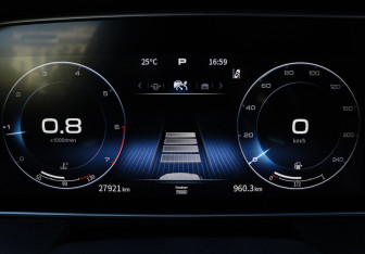 Подержанный автомобиль Hongqi HS5 2023 года (27 фото)