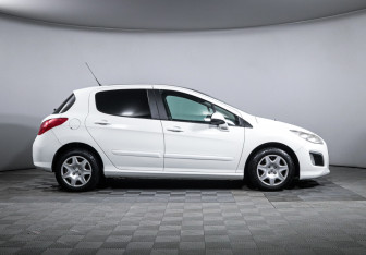 Подержанный автомобиль Peugeot 308 Hatchback 2011 года (4 фото)