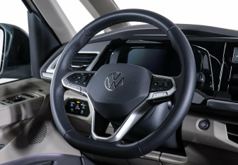 Подержанный автомобиль Volkswagen Multivan 2022 года (14 фото)