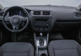 Подержанный автомобиль Volkswagen Jetta Sedan 2012 года (13 фото)