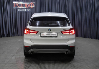 Подержанный автомобиль BMW X1 2015 года (6 фото)