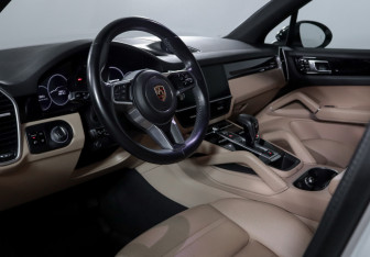 Подержанный автомобиль Porsche Cayenne 2020 года (14 фото)