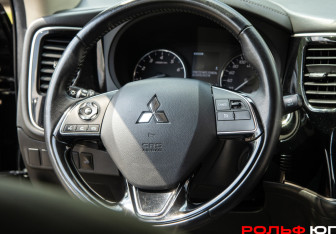 Подержанный автомобиль Mitsubishi Outlander 2021 года (11 фото)