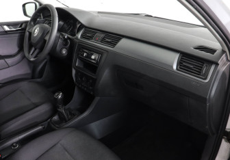 Подержанный автомобиль Skoda Rapid Liftback 2018 года (10 фото)