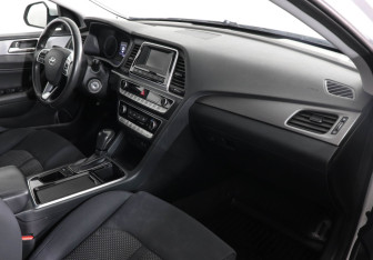 Подержанный автомобиль Hyundai Sonata 2018 года (10 фото)