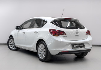 Подержанный автомобиль Opel Astra Hatchback 2012 года (7 фото)