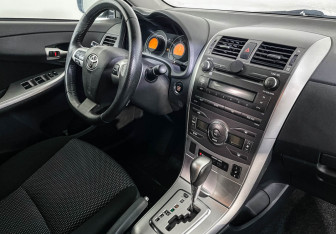 Подержанный автомобиль Toyota Corolla Sedan 2013 года (9 фото)