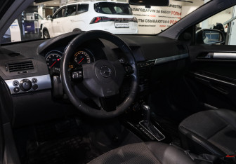 Подержанный автомобиль Opel Astra Hatchback 2008 года (17 фото)