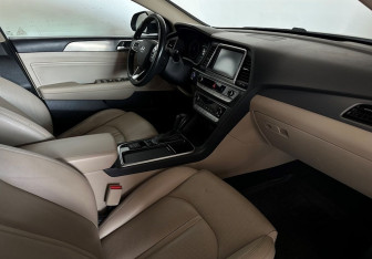 Подержанный автомобиль Hyundai Sonata 2018 года (10 фото)