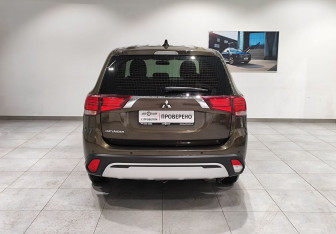 Подержанный автомобиль Mitsubishi Outlander 2021 года (6 фото)