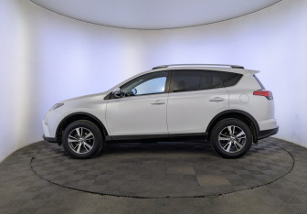 Подержанный автомобиль Toyota RAV4 2018 года (8 фото)