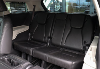 Подержанный автомобиль Kia Carnival 2023 года (15 фото)